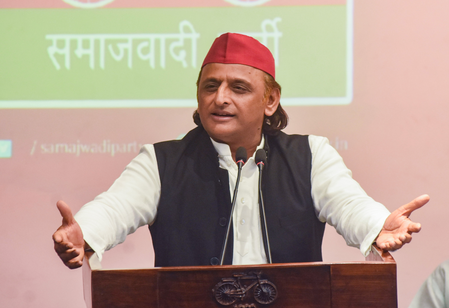 योगी आदित्यनाथ के बयान पर अखिलेश यादव का जवाब, सरकार पर रंग बदलने का आरोप