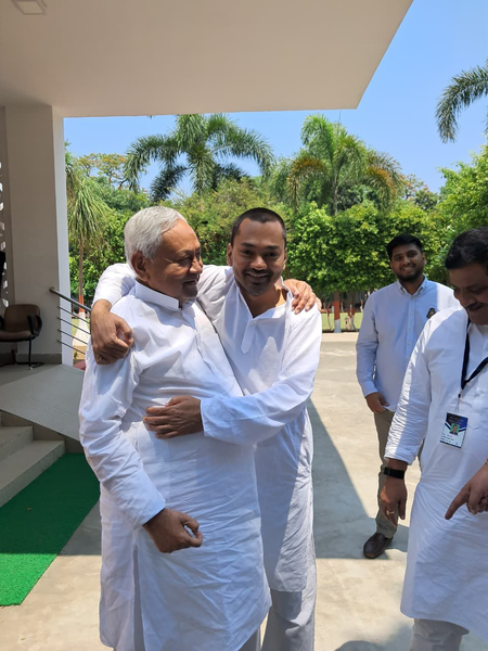 बिहार राजनीति में नई एंट्री, निशांत कुमार आज ले सकते हैं मंत्री पद की शपथ