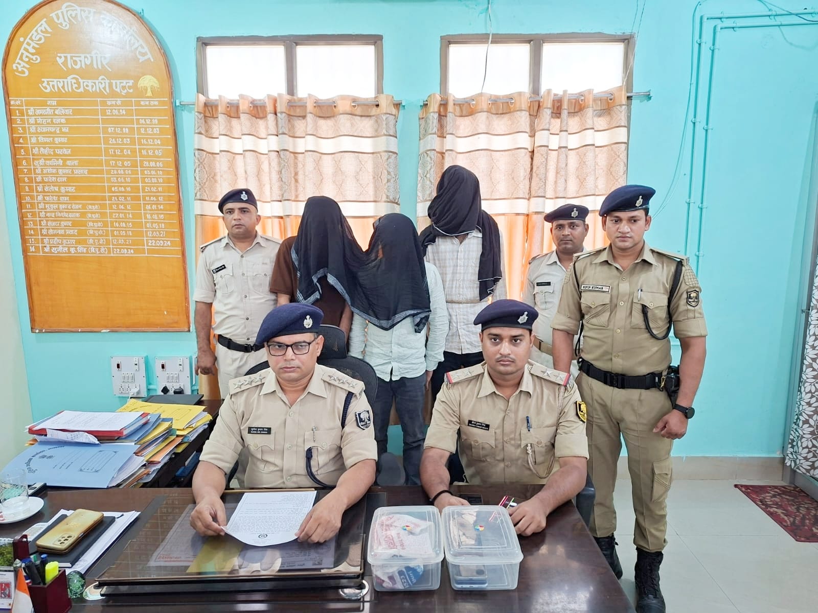 नीट में ‘सेटिंग-गेटिंग’ गिरोह का भंडाफोड़, 3 युवक गिरफ्तार, 2.95 लाख नकद व दो कार जब्त