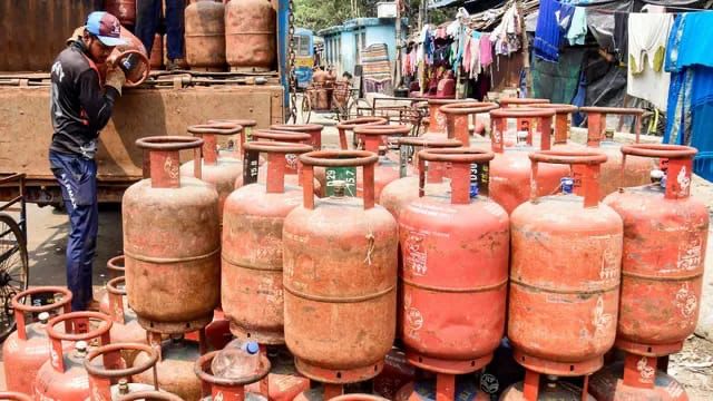 गैस सिलेंडर को लेकर आई अच्छी खबर, क्या घट गए घरेलू सिलेंडर के दाम, बुक करने से पहले यहां देखें लेटेस्ट रेट