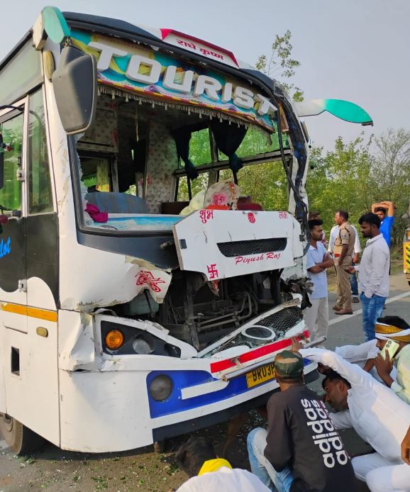 खुशियां मातम में बदलीं, तिलक से लौट रहे एक ही परिवार के 5 चिराग बुझे, ट्रक ने बस-पिकअप को रौंदा