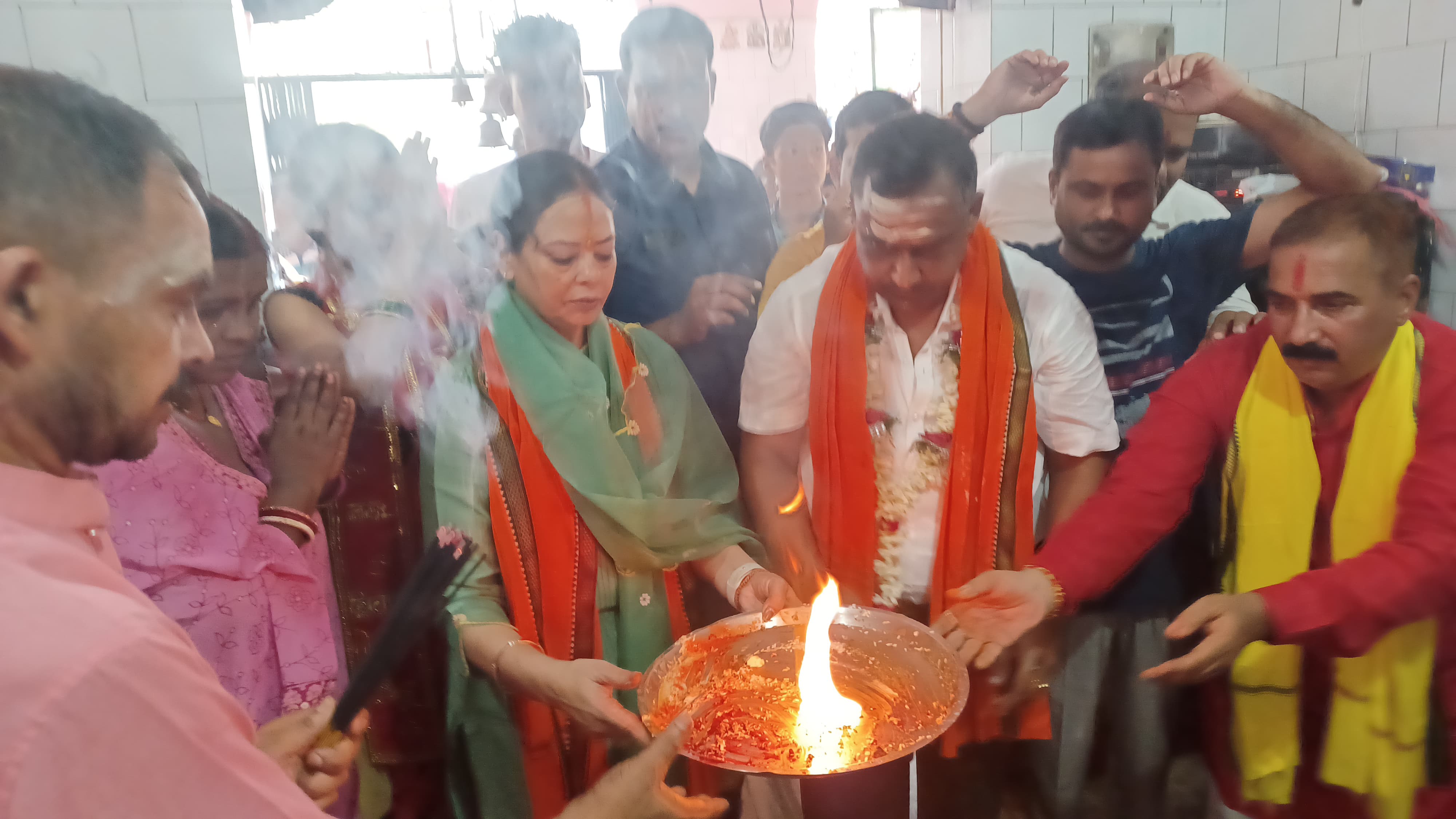 मंत्री बन्ना गुप्ता ने पत्नी के साथ की पूजा अर्चना