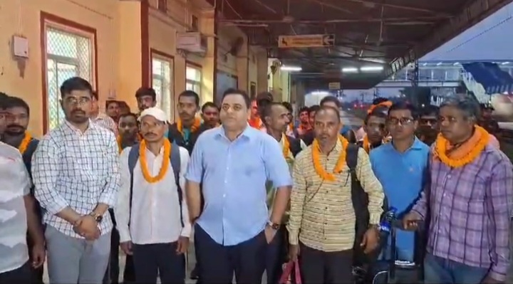 दक्षिण अफ्रीका में फंसे झारखंड के 27 प्रवासी मजदूर लोटे वतन, पारसनाथ रेलवे स्टेशन पर हुआ स्वागत