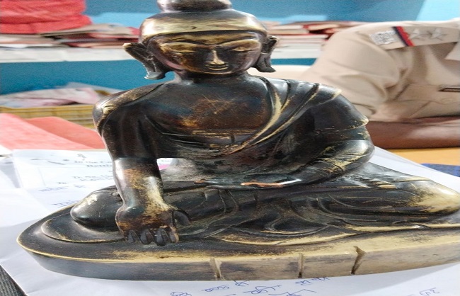भगवान बुद्ध की मूर्ति के साथ पांच तस्कर गिरफ्तार
