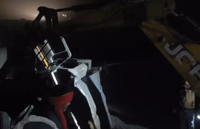मप्रः दमोह में बटियागढ़ के पास ब्रेक फेल होने पुल से गिरा गिट्टी भरा डंपर, दो लोगों की मौत