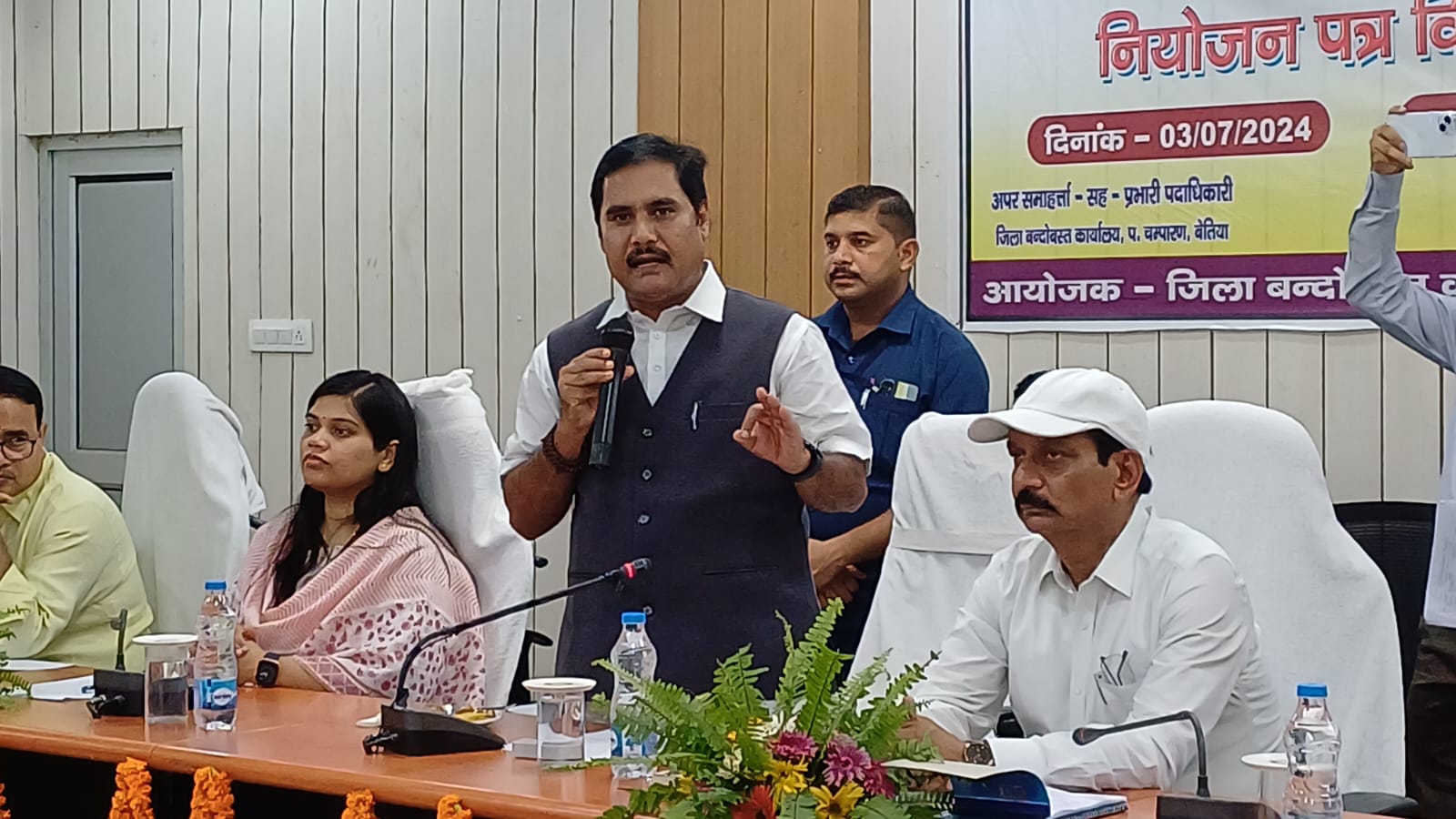 बेतिया मे 321 नव नियोजित संविदा कर्मियों के बीच नियोजन पत्र का किया गया वितरण