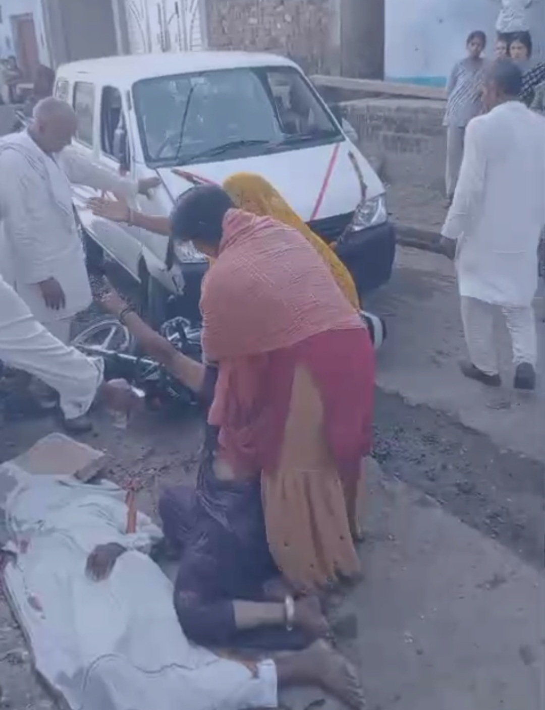 कार की टक्कर से बाइक सवार पति की मौत, पत्नी गंभीर घायल