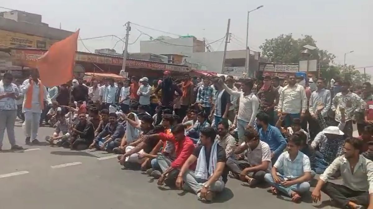 लव जिहाद के बाद गांव में तनाव, गुस्साए ग्रामीणाें ने किया नेशनल हाईवे पर चक्काजाम, आरोपियों के घरों में बुलडोजर चलाने की मांग