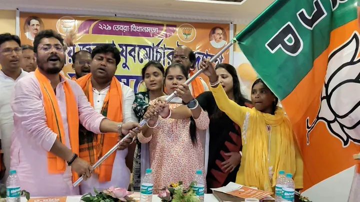 तृणमूल छोड़ भाजपा में शामिल हुए 23 कार्यकर्ता