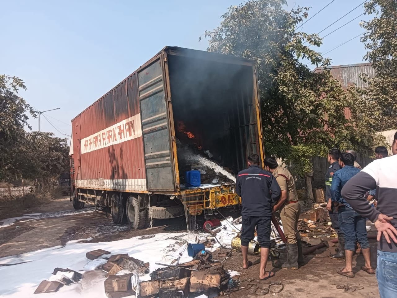 झज्जर : बैट्रियों से भरे कंटेनर में आग से लाखों का नुकसान