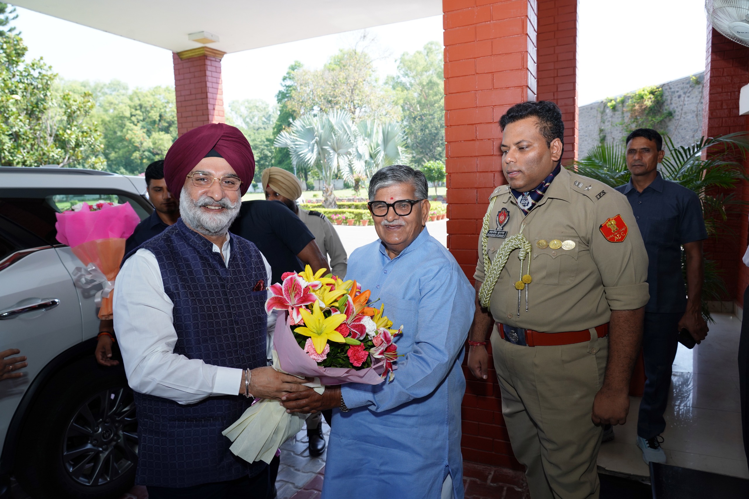 उपराज्यपाल तरणजीत सिंह संधू ने पंजाब के राज्यपाल गुलाब चंद कटारिया से की मुलाकात
