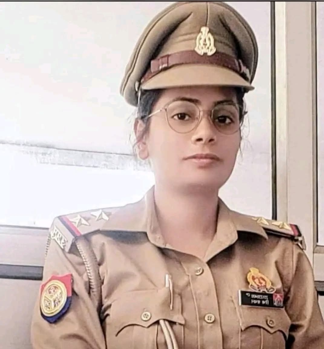 कुत्ते को बचाने के चक्कर मे महिला दरोगा की स्कूटी कार से टकराई, दरोगा की मौत