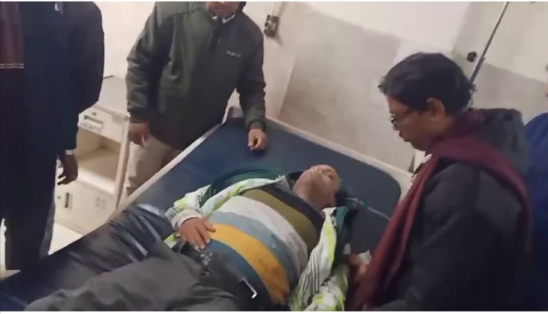 ज़िला उप निर्वाचन पदाधिकारी धीरेंद्र कुमार की डांट से  कर्मी हुआ बेहोश,सदर अस्पताल ने बोकारो जनरल अस्पताल किया रेफर