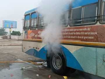चंडीगढ़ से सिरसा जा रही रोडवेज बस के टायरों में लगी आग,चालक व परिचालक ने यात्रियाें काे बचाया