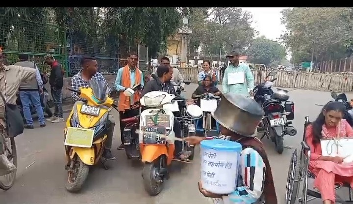 दिव्यांगों का टूटा सब्र का बांध, थाली बजाकर किया विरोध प्रकट