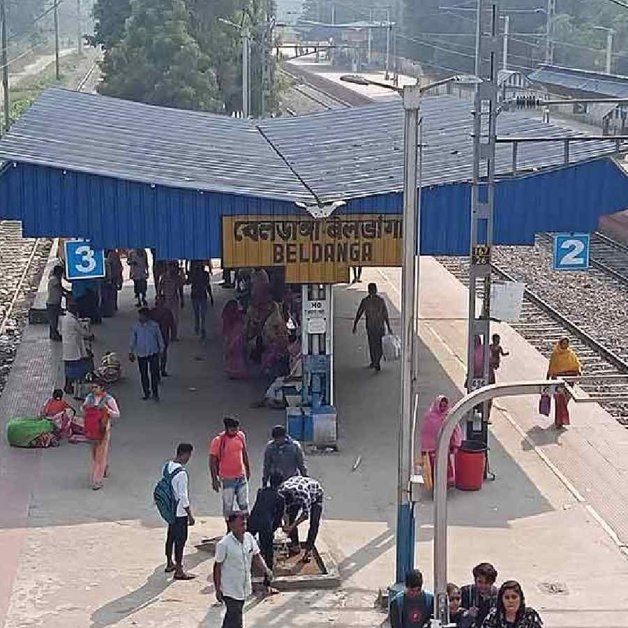 बेलडांगा में हालात शांत, रेल सेवा अब भी ठप