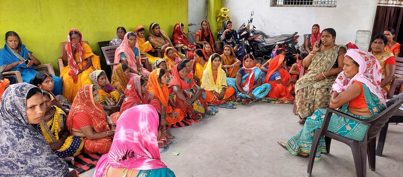 चतरा में एनटीपीसी की राख ढुलाई के खिलाफ महिलाओं ने विधायक आवास का किया घेराव