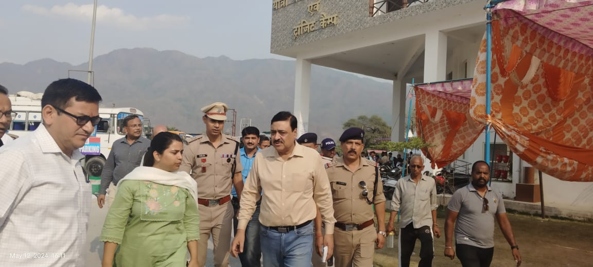 आयुक्त गढ़वाल मंडल ने ट्रांजिस्ट कैंप ऋषिकेश का किया औचक निरीक्षण