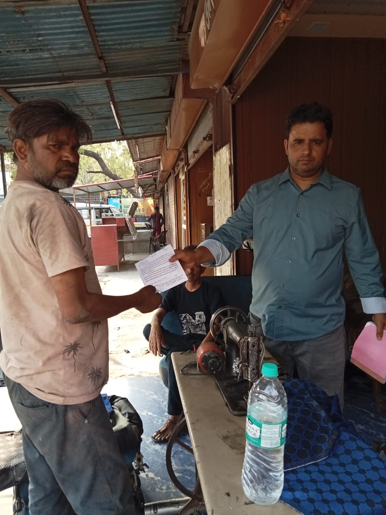 दुकानदारों का चालान कर वसूला 7800 का जुर्माना  Shopkeepers were challaned and fined Rs 7800  ऋषिकेश, 14 जून (हि.स.)। नगर निगम ने आईएसबीटी में सिंगल यूज प्लास्टिक एवं गंदगी के खिलाफ अभियान चलाते हुए 12 दुकानदारों का चालान कर 7800 का जुर्माना वसूला है।    नगर निगम के मुख्य आयुक्त शैलेंद्र सिंह नेगी के निर्देशन में नगर में चलाए जा रहे प्लास्टिक मुक्त अभियान के दौरान विभिन्न स्थानों पर छापेमारी की गई, जिसके चलते नगर निगम के कर्मचारियों ने 3 किलो प्लास्टिक/पॉलिथीन जब्त की। इस दौरान 12 दुकानदारों का चालान कर 7800 का जुर्माना वसूल वसूल किया।  छापेमारी करने वाली टीम में सेनेटरी इंस्पेक्टर अमित नेगी, पर्यावरण पर्यवेक्षक विनोद शामिल रहे।