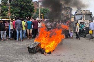 अनिल यादव हत्याकांड के आराेपित  की गिरफ्तारी की मांग को लेकर गिरिडीह में सड़क जाम