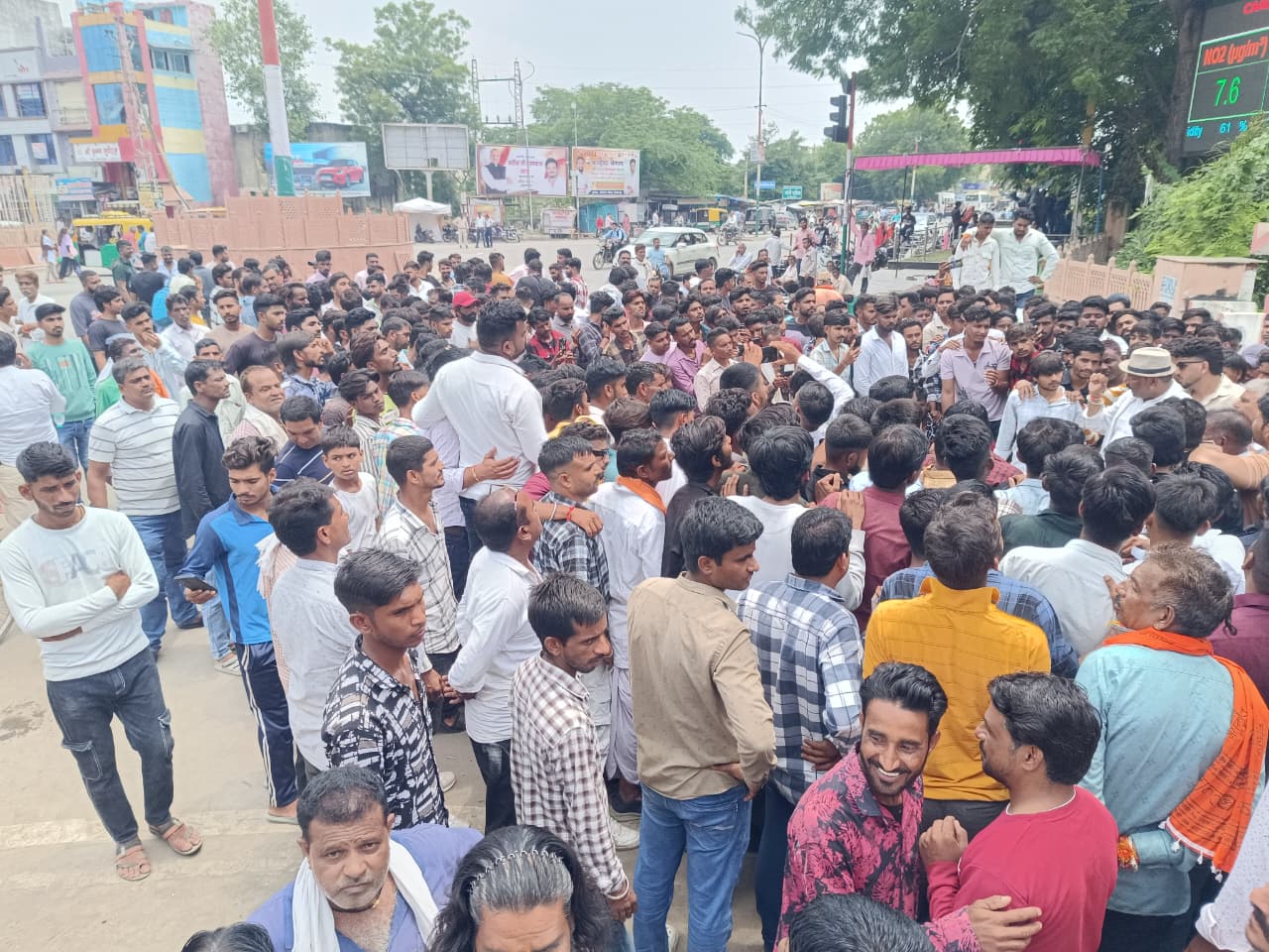 दुष्कर्म एवं हत्या के मामले में आरोपितों को फांसी की सजा की मांग, छावनी बना कलक्ट्रेट