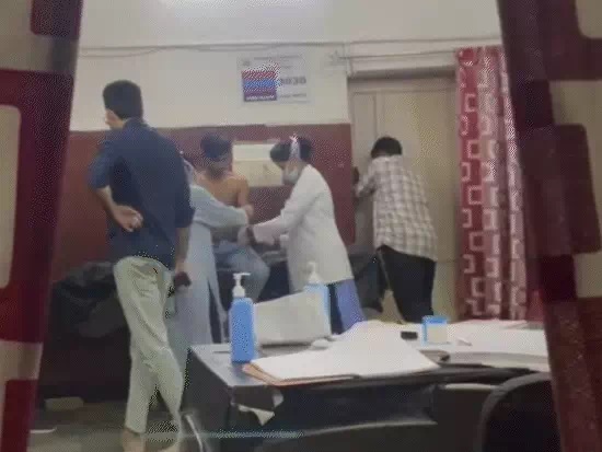 बाइक से कट मारने की बात पर युवक को मारा चाकू, हॉस्पिटल में हंगामा