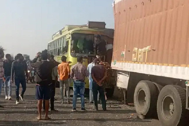 विदिशाः सड़क किनारे खड़े कंटेनर से टकराई तेज रफ्तार बस, नौ यात्री घायल