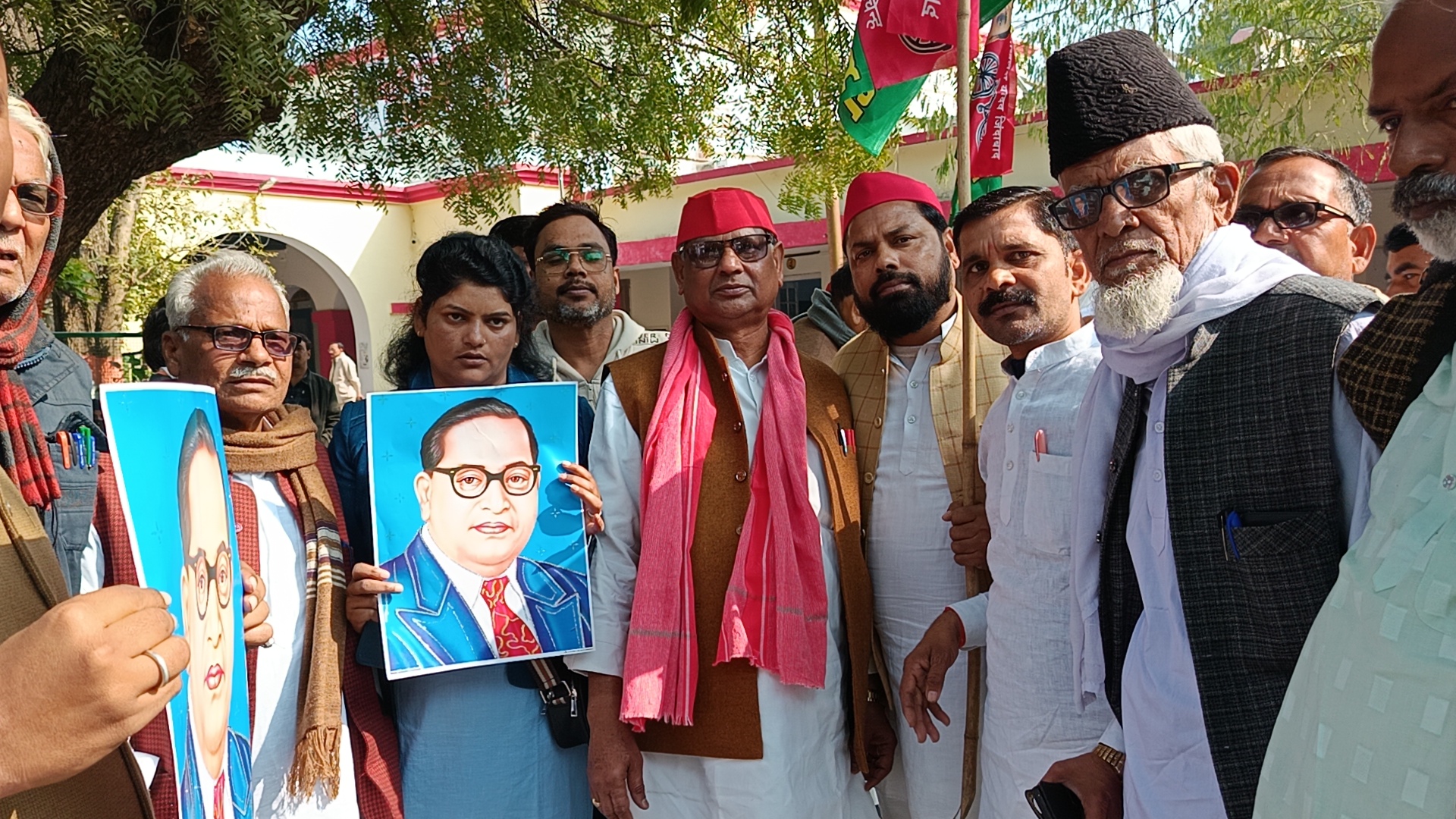 जालौन मे लोकसभा में अमित शाह के बयान पर भड़के सपाई, डीएम कार्यालय में किया प्रदर्शन
