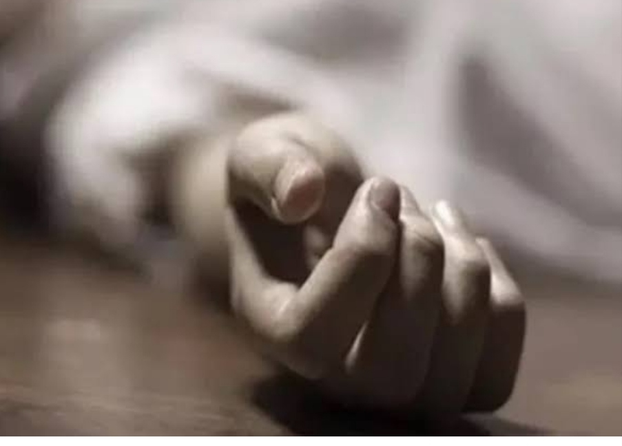 बेकाबू कार ट्रैक्टर में घुसी, एक की मौत