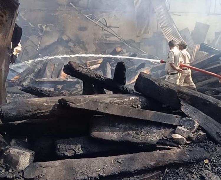 रायपुर के टिंबर गोदाम में लगी भीषण आग, लाखाें का सामान जलकर राख