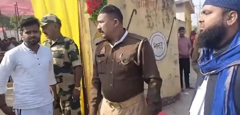 कुंदरकी विधान सभा उपचुनाव : पुलिस द्वारा आईडी चेक करने का वीडियो वायरल