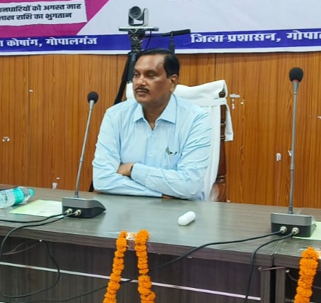 कार्य में लापरवाही बरतने वाले अनुमंडल लोक शिकायत पदाधिकारी प्रशांत अभिषेक को डीएम ने हटाया