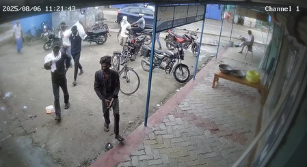बिहार: गोपालगंज में दिनदहाड़े ज्वेलरी दुकान में लूट, लुटेरों ने की फायरिंग
