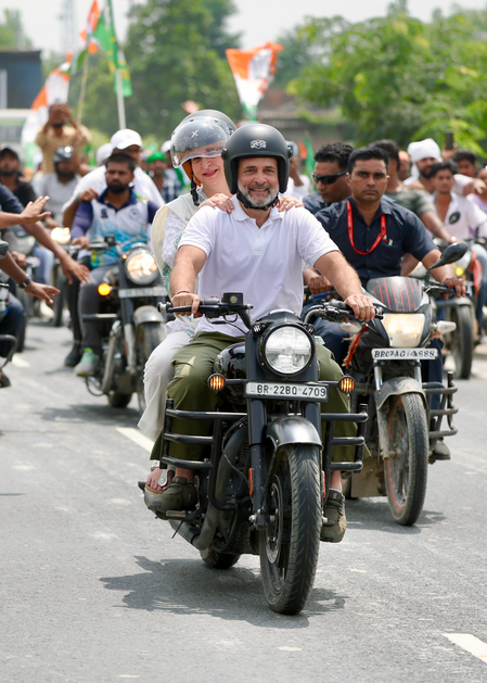 राहुल गांधी ने 'वोटर अधिकार यात्रा' में फिर चलाई बुलेट, पीछे बैठीं प्रियंका