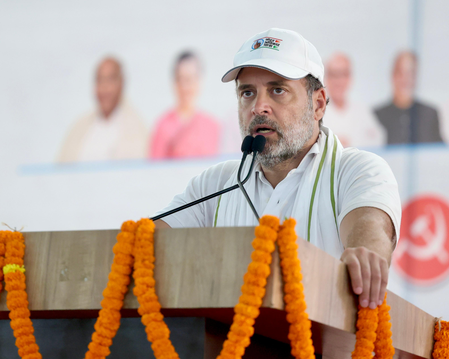 मुजफ्फरपुर : राहुल गांधी बोले, 'संविधान पर चोट की जा रही है'