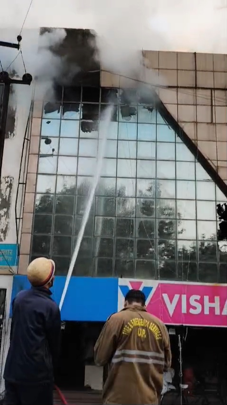 गाजियाबाद में विशाल मेगा मार्ट में लगी भीषण आग, फायर ब्रिगेड ने घंटों की मशक्कत के बाद पाया काबू