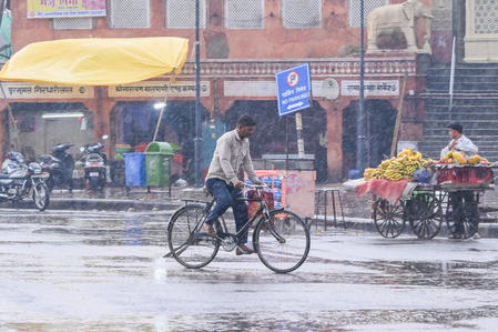 राजस्थान में भारी बारिश और ओलावृष्टि के कारण पारा गिरा