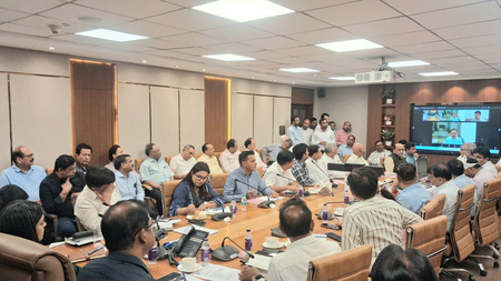 नोएडा: डीएम मेधा रूपम की पहल, श्रमिकों के वेतन और ओवरटाइम को लेकर सख्ती