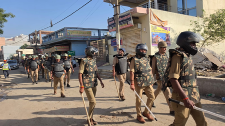 गौतमबुद्धनगर में पुलिस का फ्लैग मार्च, संवेदनशील इलाकों में बढ़ाई गई सतर्कता