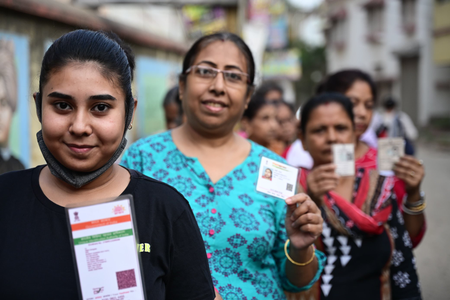 पश्चिम बंगाल चुनाव : मतदान केंद्रों पर महिलाओं की लंबी कतारें, बढ़-चढ़कर हिस्सा ले रहे मतदाता