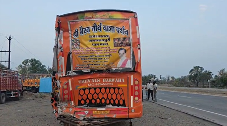 मध्य प्रदेश: चार धाम यात्रा से लौट रही बस से ट्रक की टक्कर, 25 लोग घायल