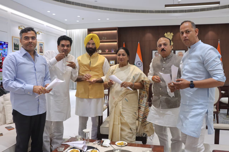 पश्चिम बंगाल में जीत के करीब भाजपा, दिल्ली सीएम रेखा गुप्ता ने की ‘झालमुरी-रसगुल्ला पार्टी’