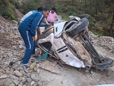 उत्तराखंड के अल्मोड़ा में दर्दनाक सड़क हादसा, खाई में गिरी कार, तीन युवकों की मौत