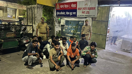 सार्वजनिक जगहों पर शराब पीने वालों पर पुलिस की कार्रवाई, 350 से अधिक पकड़े गए