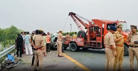 उन्नाव: आगरा-लखनऊ एक्सप्रेसवे पर बस-कार की टक्कर, पांच की मौत