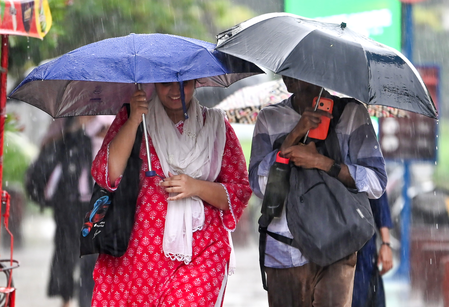 दिल्ली-NCR में बारिश का दौर जारी, साफ हुई हवा; ग्रीन जोन में पहुंचा AQI