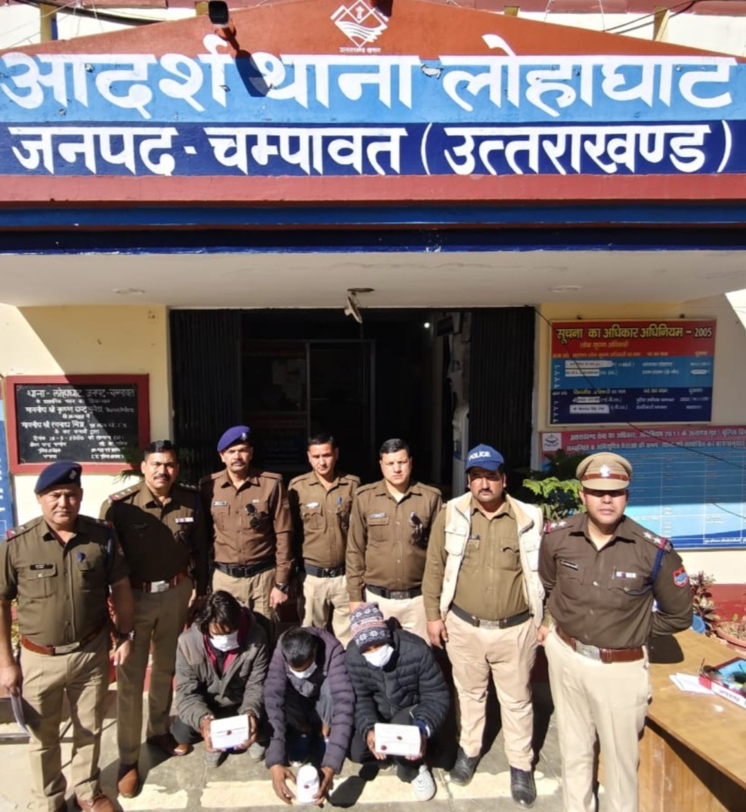 नशे पर पुलिस का प्रहार, तीन तस्कर दबोचे, स्मैक और कार बरामद