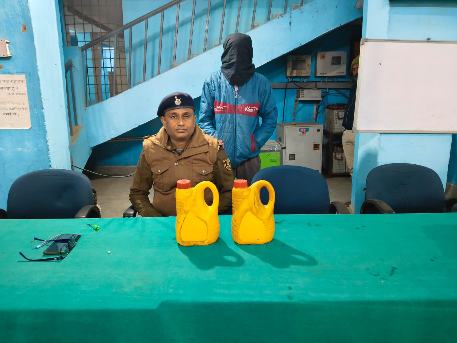 पुलिस की कार्रवाई में 10 लीटर चुलाई शराब जब्त