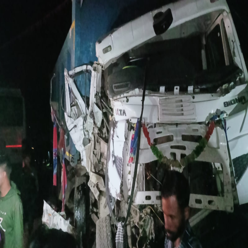 लोहरदगा में बस-ट्रक में टक्कर, तीन बच्चों की मौत, दो दर्जन से ज्यादा लोग घायल