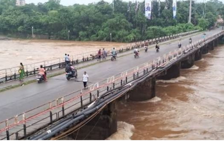 जमशेदपुर में बाढ़ का खतरा, खतरे के निशान से ऊपर पहुंची खरकई